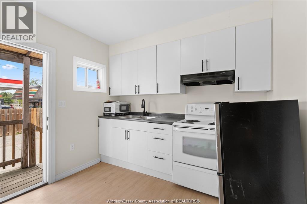 939 Wyandotte Street East Property Photo 12