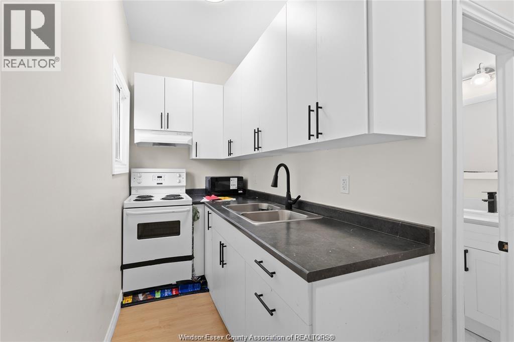 939 Wyandotte Street East Property Photo 10