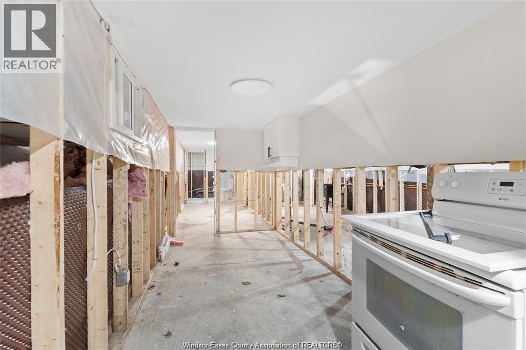 939 Wyandotte Street East Property Photo 19