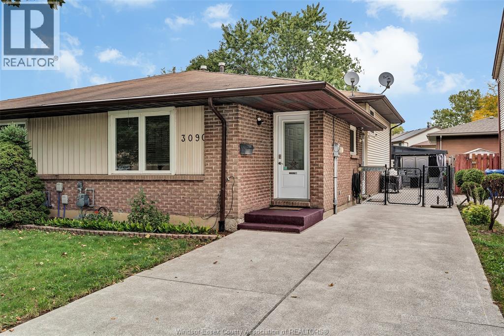 3090 Fairlane Crescent Property Photo 2