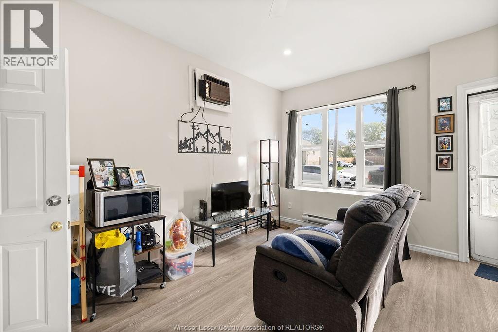 1537 Howard Property Photo 4