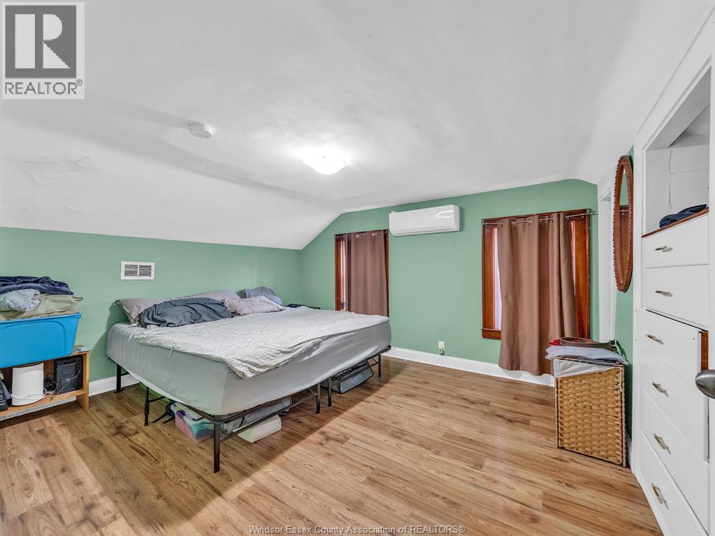 2724 Pillette Road Property Photo 11