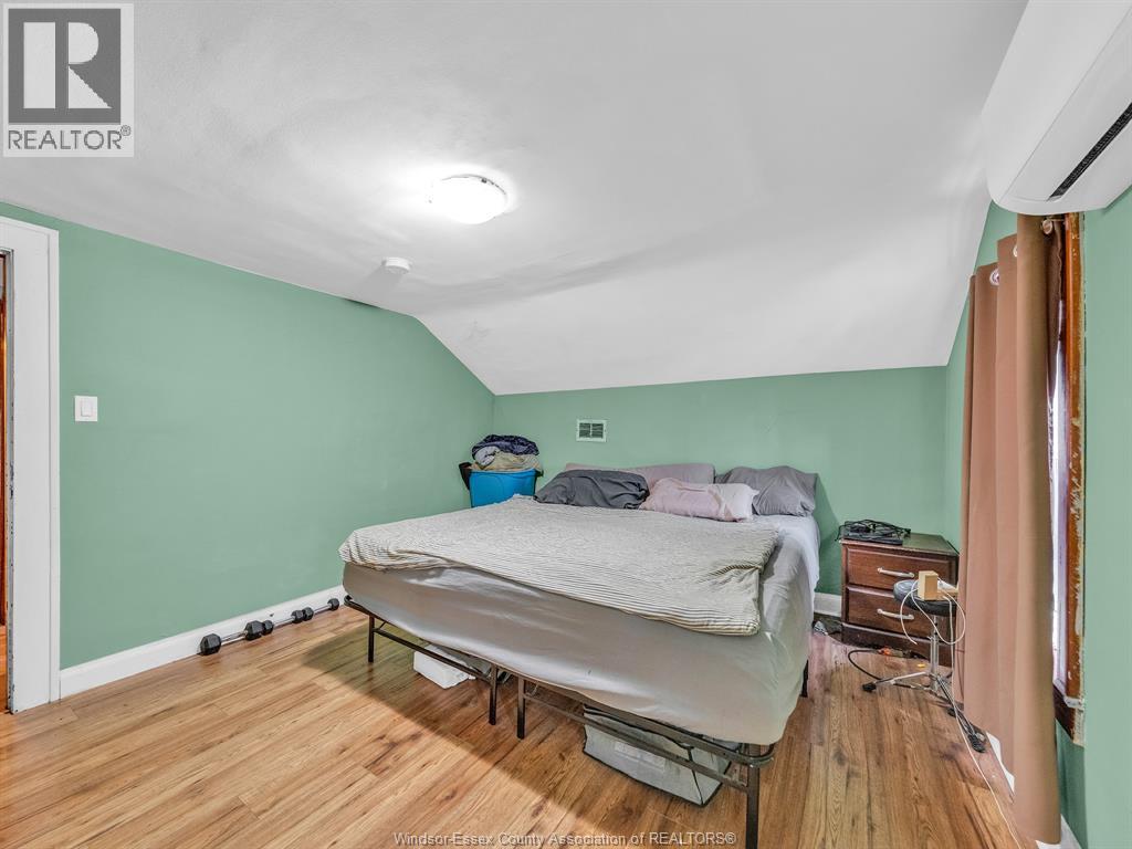 2724 Pillette Road Property Photo 12