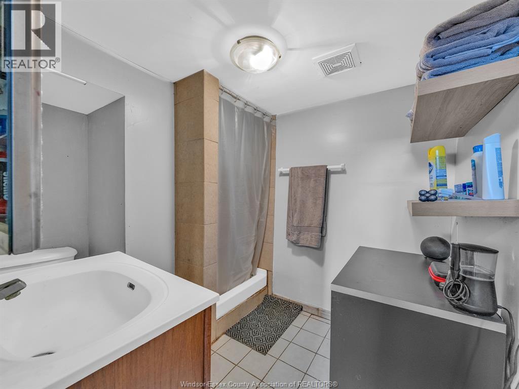 2724 Pillette Road Property Photo 14