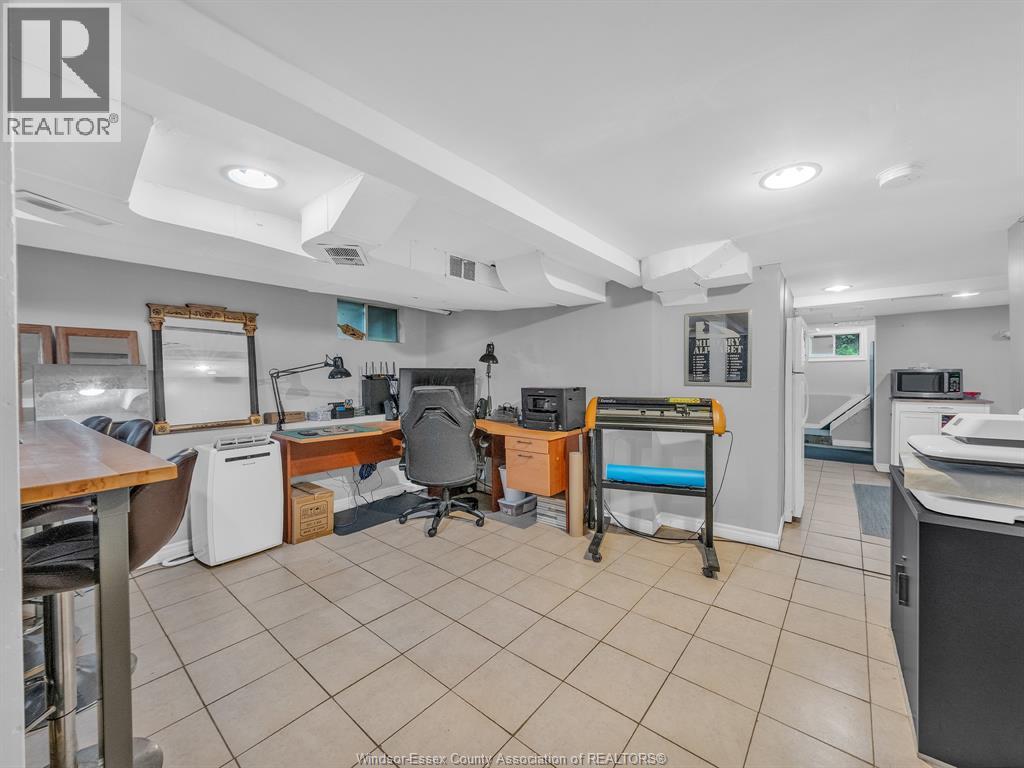 2724 Pillette Road Property Photo 17