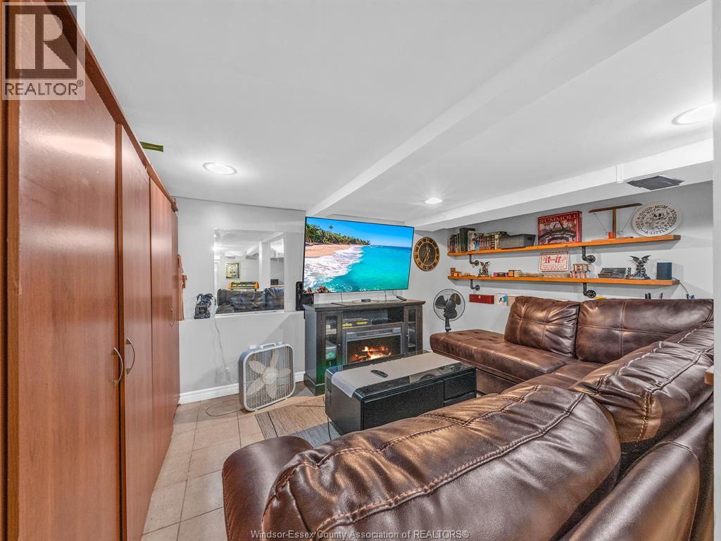 2724 Pillette Road Property Photo 18