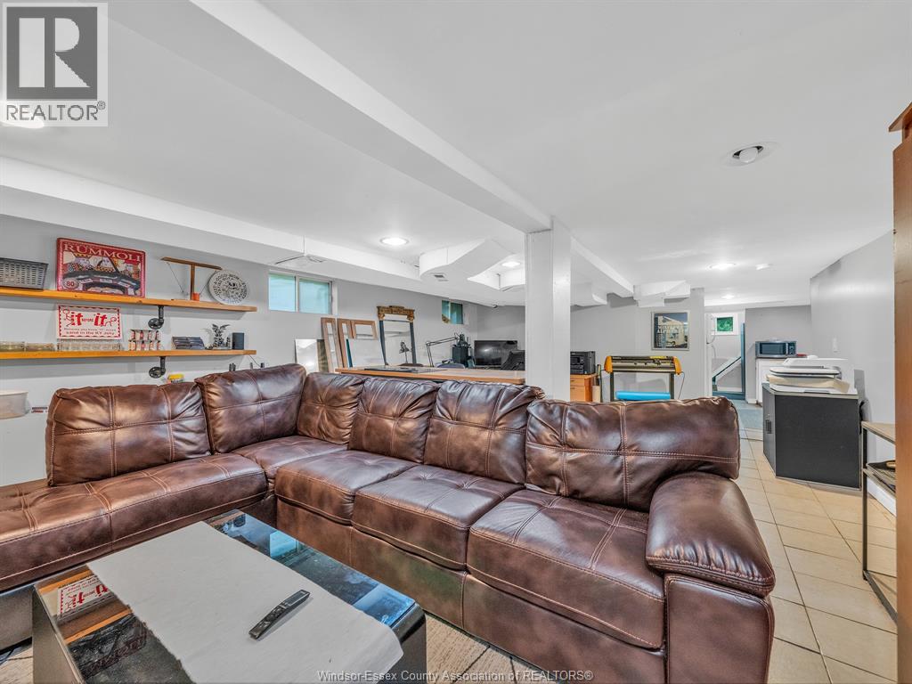 2724 Pillette Road Property Photo 20