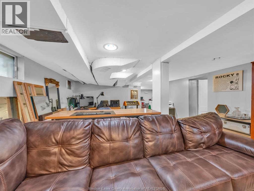 2724 Pillette Road Property Photo 21
