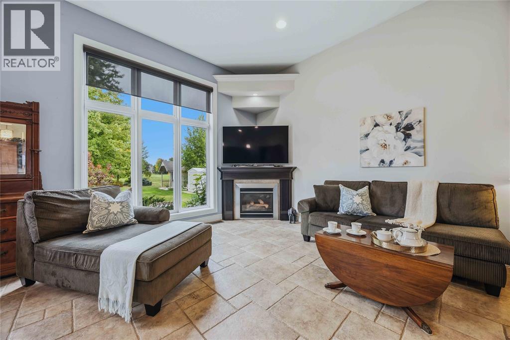 4303 Garden Crescent Property Photo 6