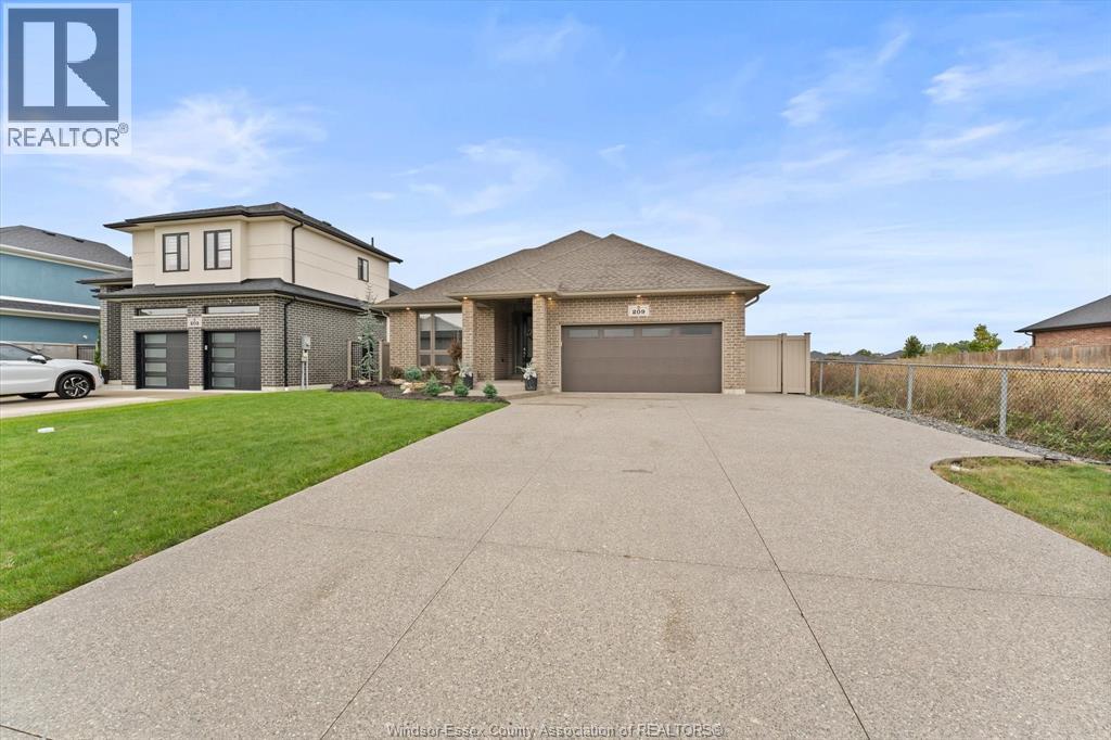 209 Mullen Crescent Property Photo 3
