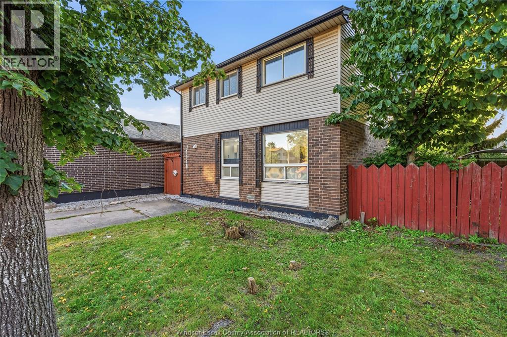 1341 Arncliffe Pl Property Photo 2
