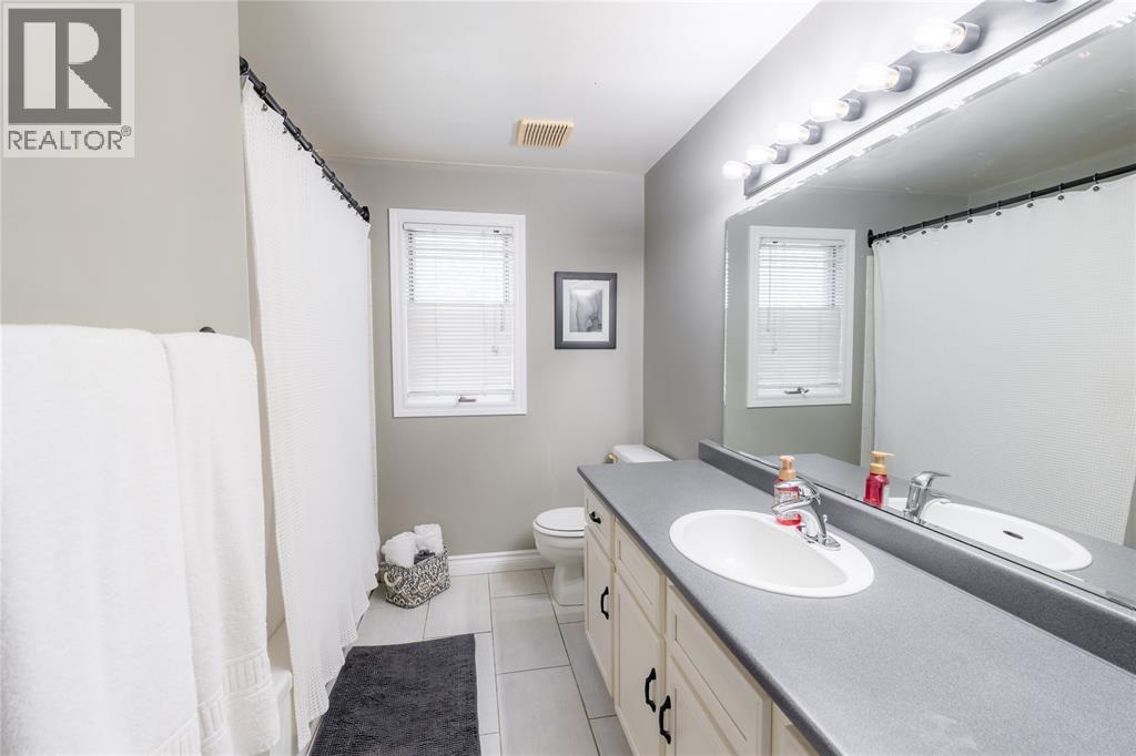 2718 Sandfield Crescent Property Photo 29