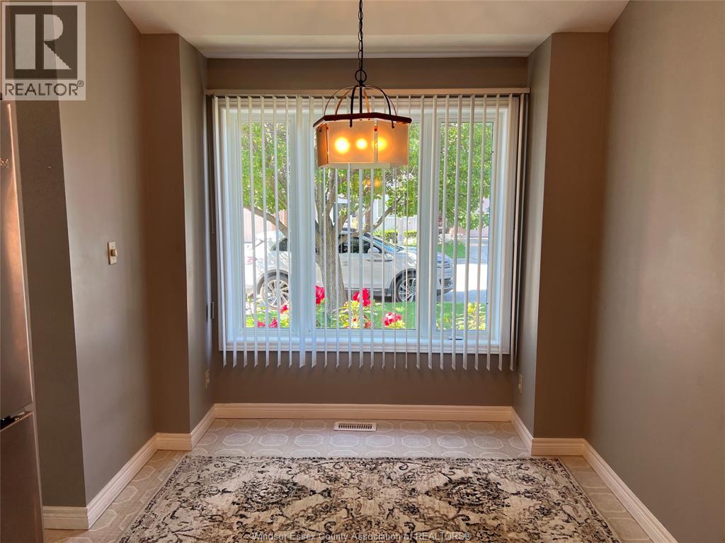 9 Erie Glen Crescent Property Photo 4
