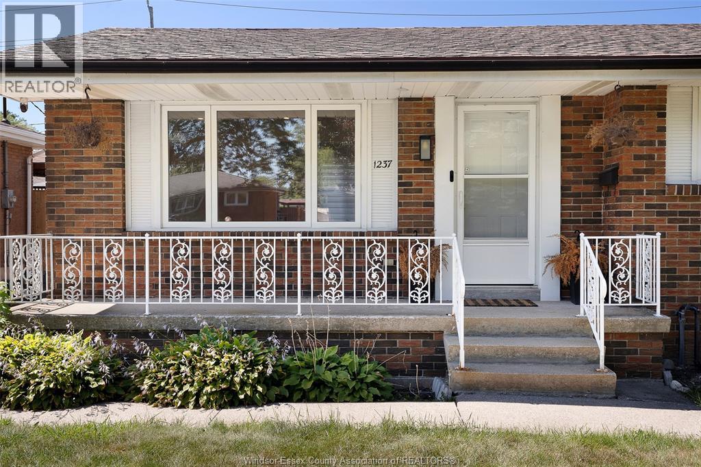 1237 Homedale Property Photo 3