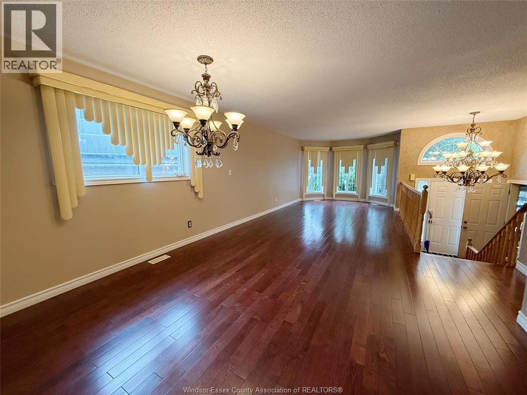 546 Compton Court Property Photo 3