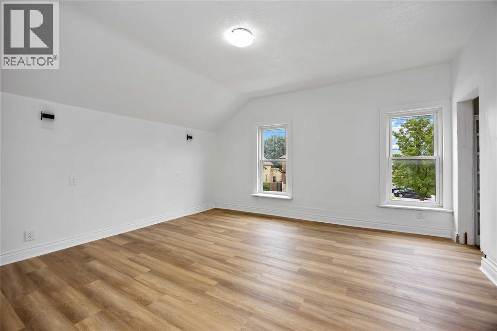 173 Brock Street South Property Photo 5