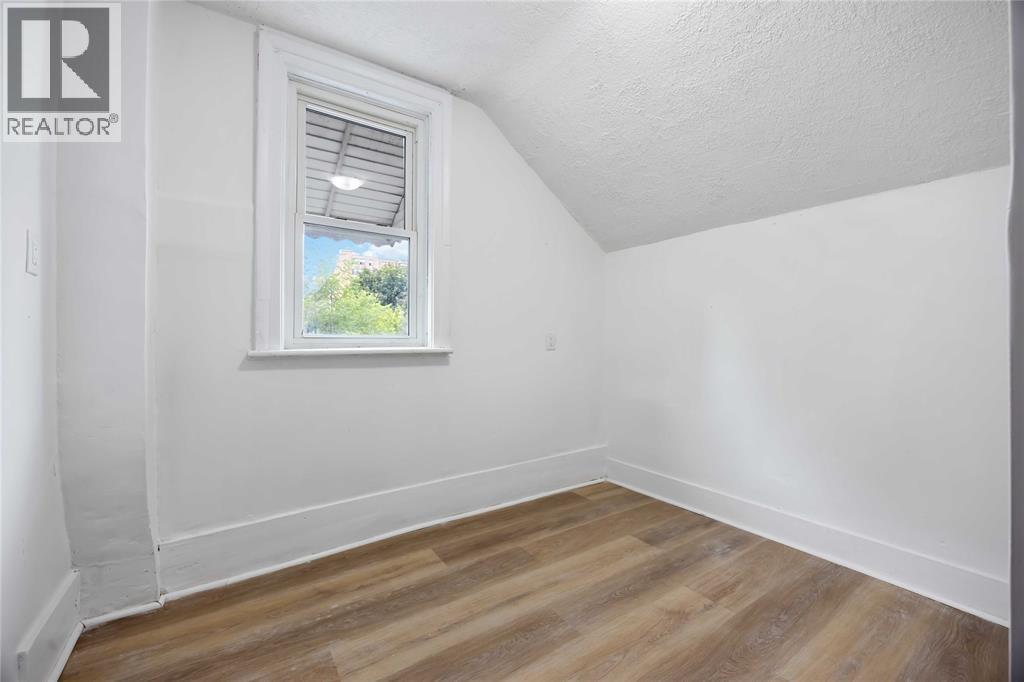 173 Brock Street South Property Photo 9