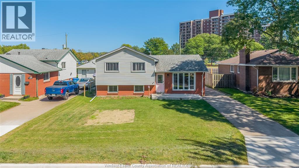 368 CARLING CRESCENT Property Photo 1