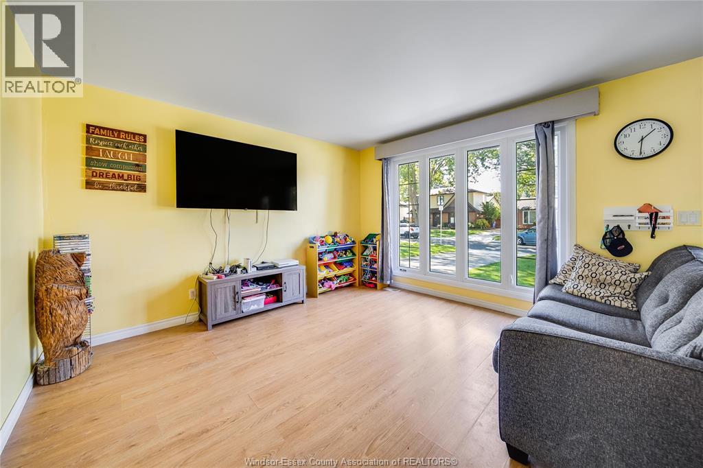 368 Carling Crescent Property Photo 3