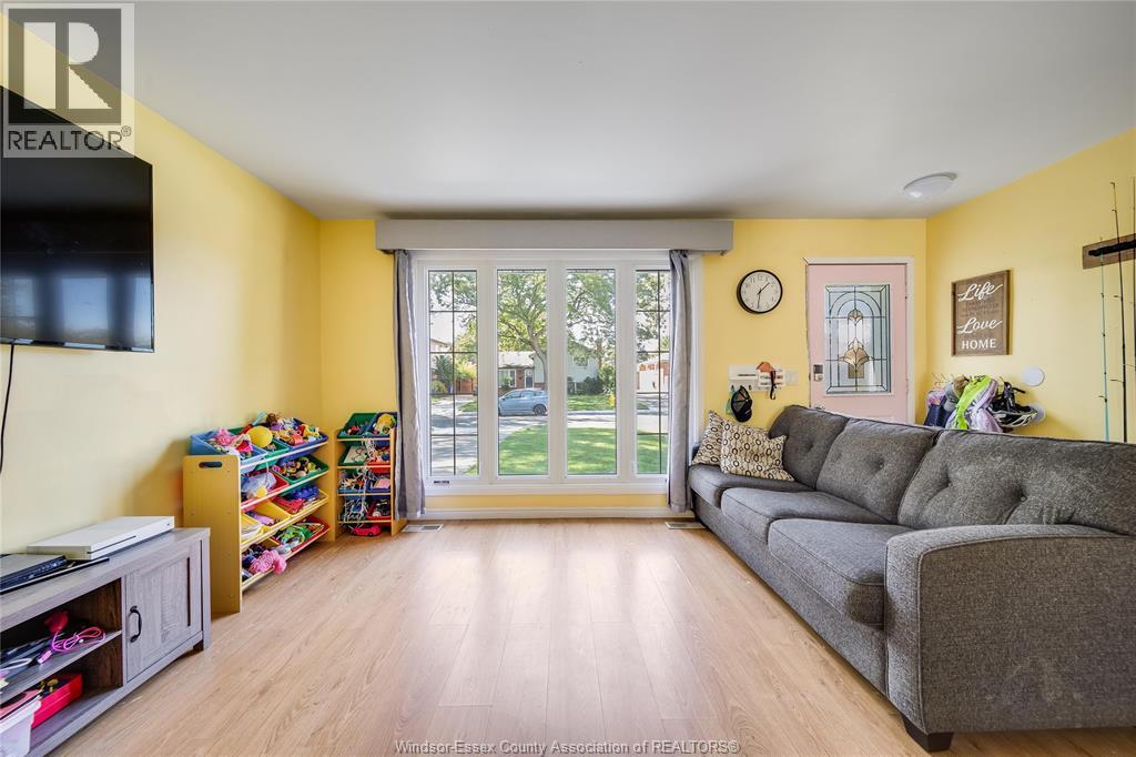 368 Carling Crescent Property Photo 4