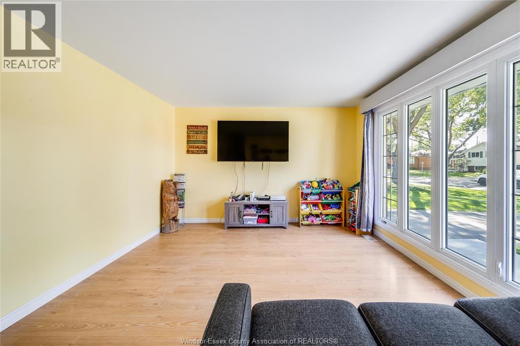 368 Carling Crescent Property Photo 9