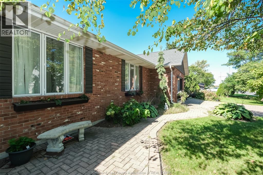2585 Banwell Property Photo 2