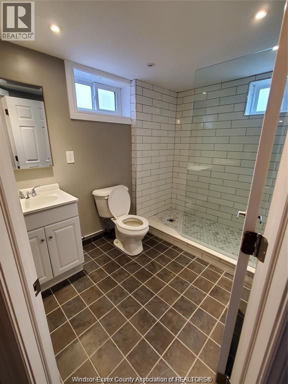 835 Isabelle Unit# Lower Property Photo 4