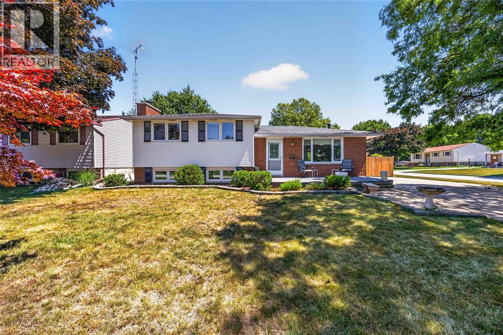 492 Parkdale Crescent Property Photo 1