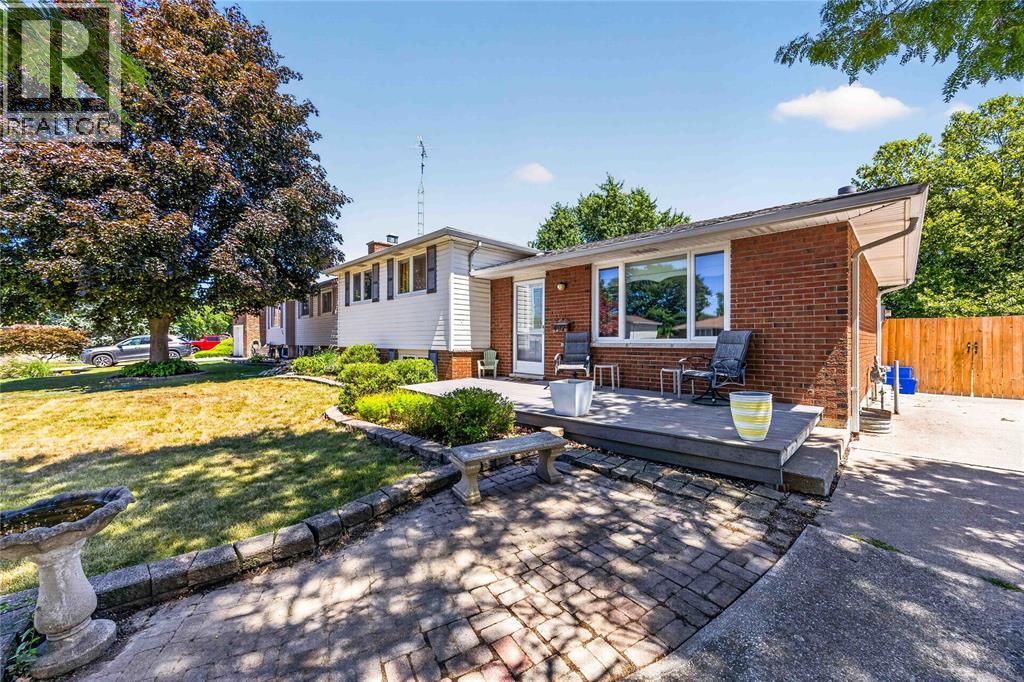 492 Parkdale Crescent Property Photo 2
