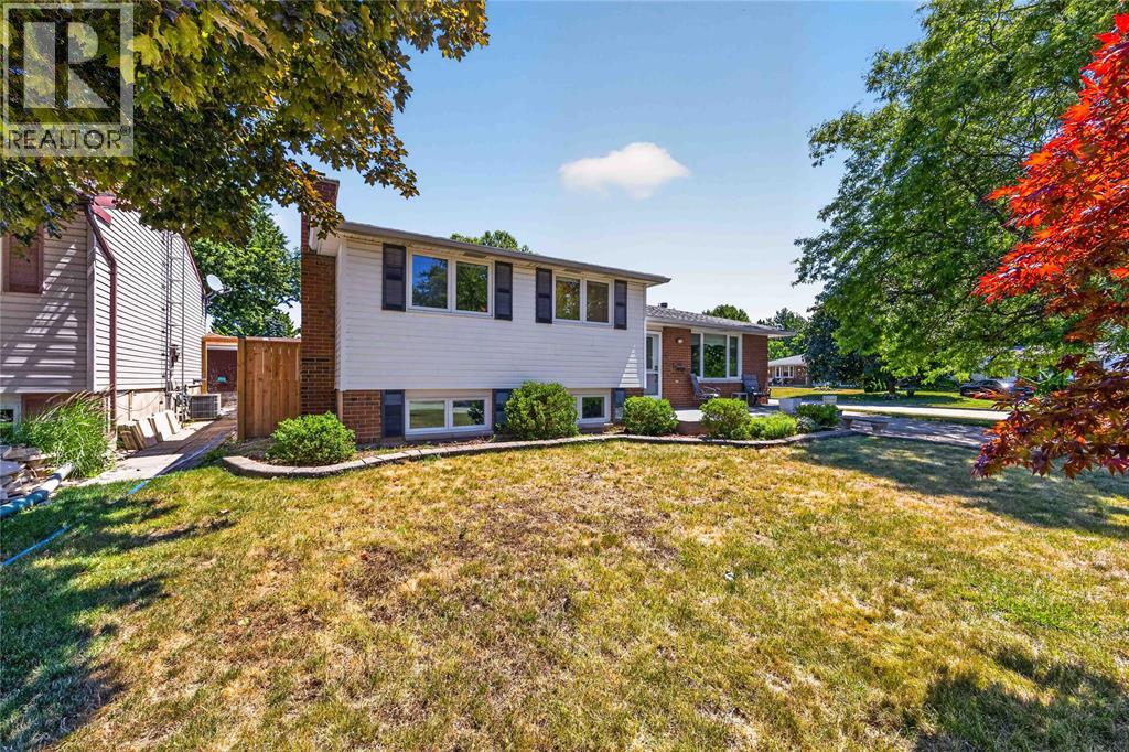 492 Parkdale Crescent Property Photo 3