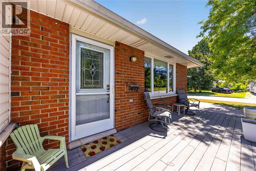 492 Parkdale Crescent Property Photo 4