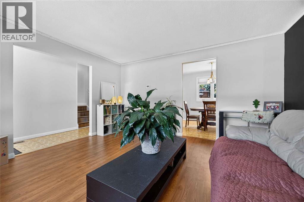 492 Parkdale Crescent Property Photo 6