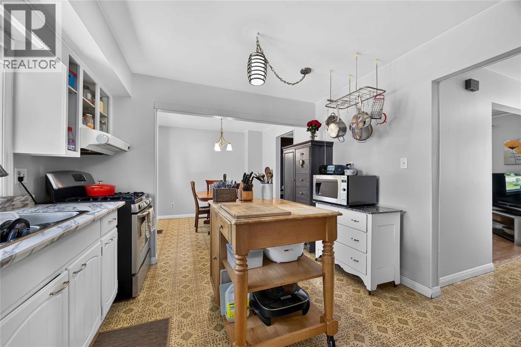 492 Parkdale Crescent Property Photo 11
