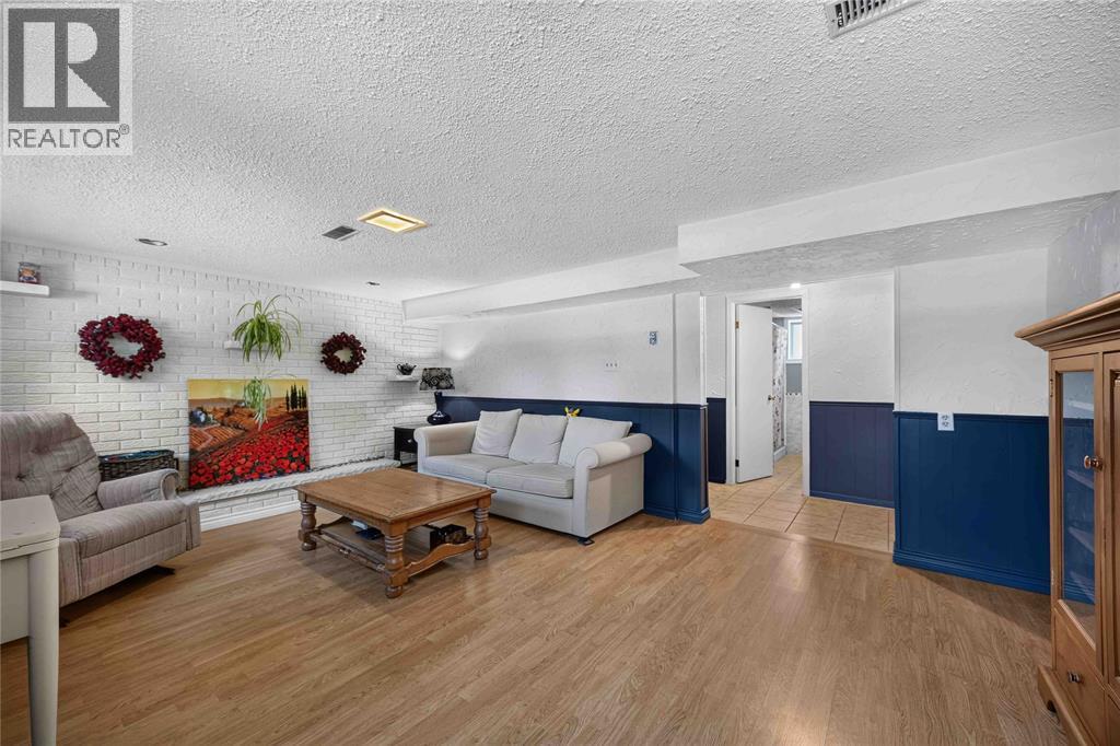 492 Parkdale Crescent Property Photo 15