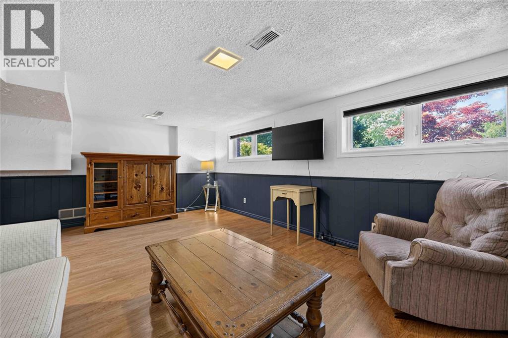 492 Parkdale Crescent Property Photo 16