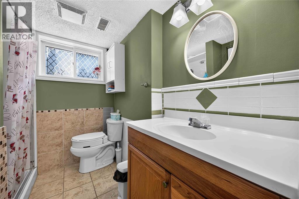 492 Parkdale Crescent Property Photo 17