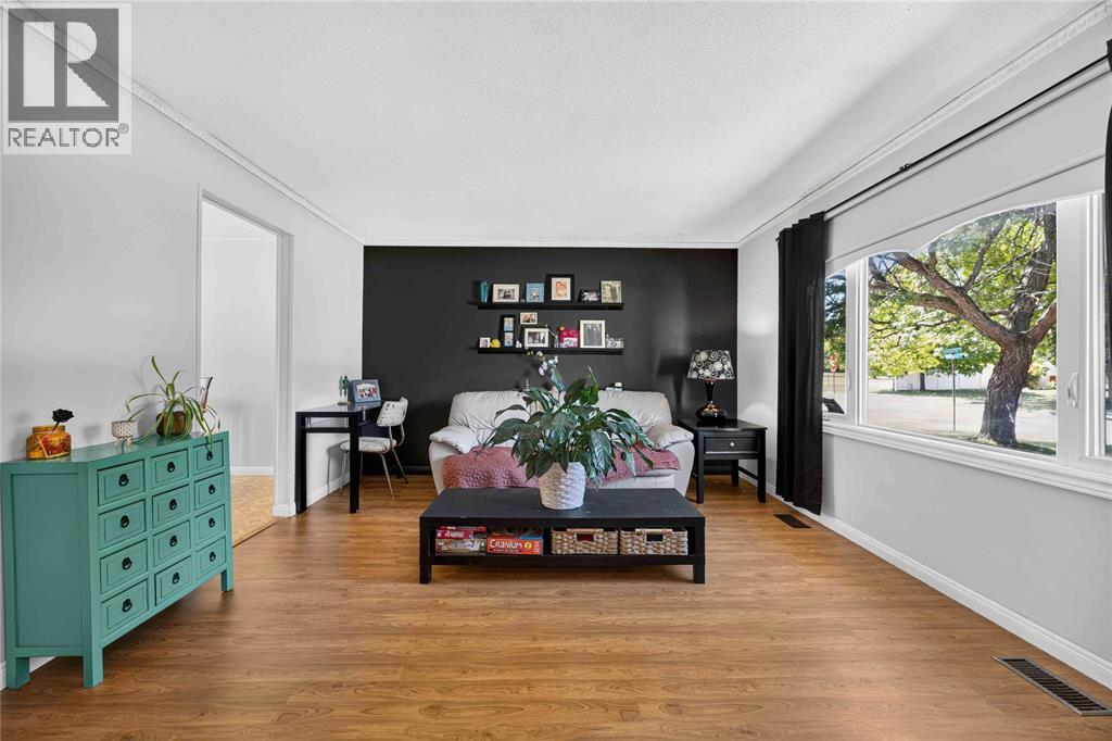 492 Parkdale Crescent Property Photo 18