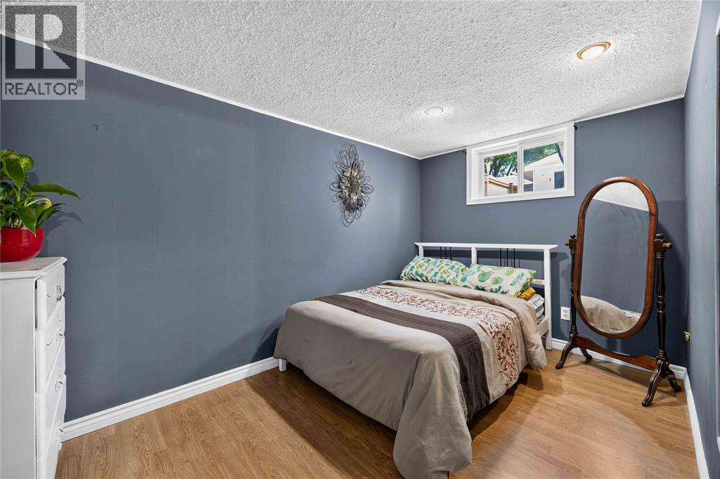 492 Parkdale Crescent Property Photo 19