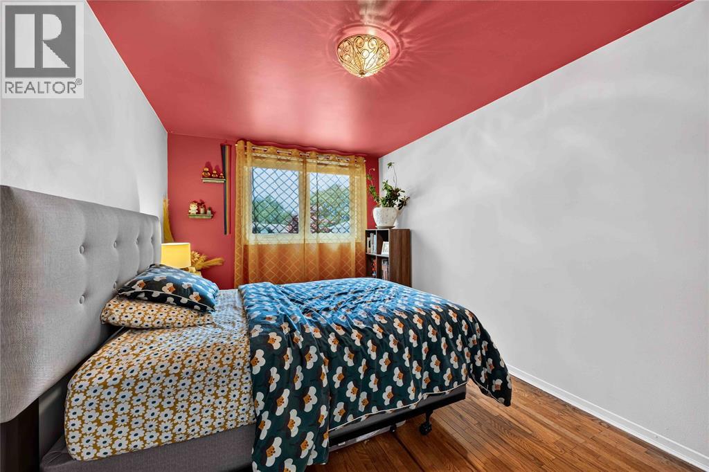 492 Parkdale Crescent Property Photo 20