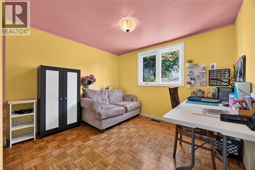 492 Parkdale Crescent Property Photo 24