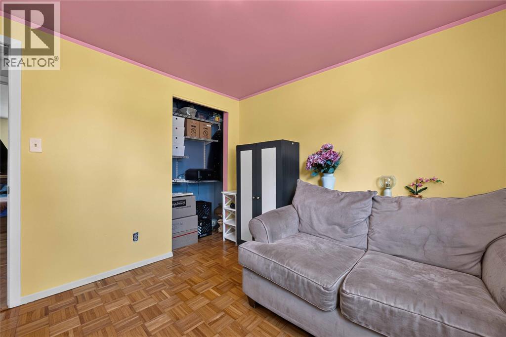 492 Parkdale Crescent Property Photo 25
