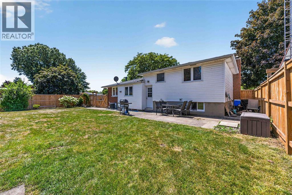 492 Parkdale Crescent Property Photo 29