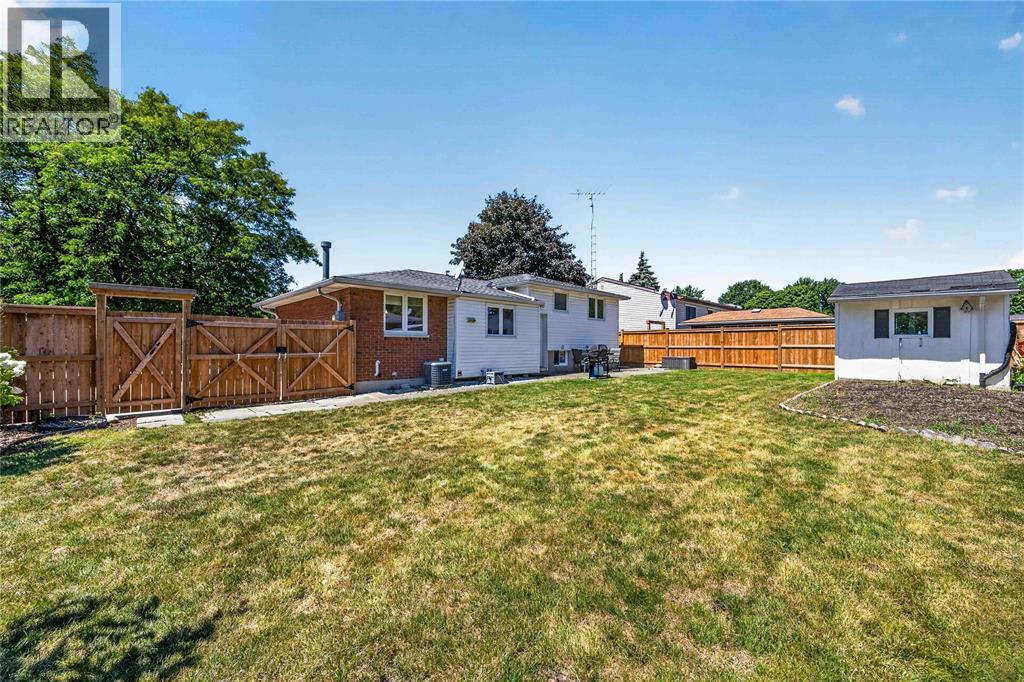 492 Parkdale Crescent Property Photo 31