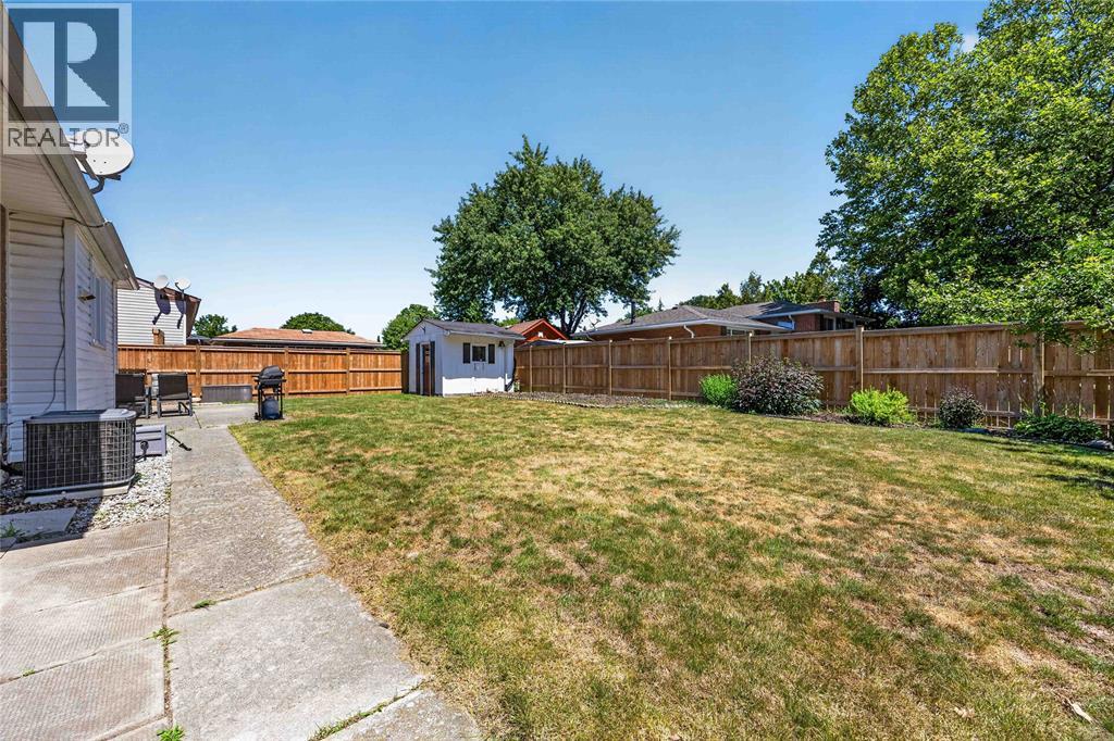 492 Parkdale Crescent Property Photo 32