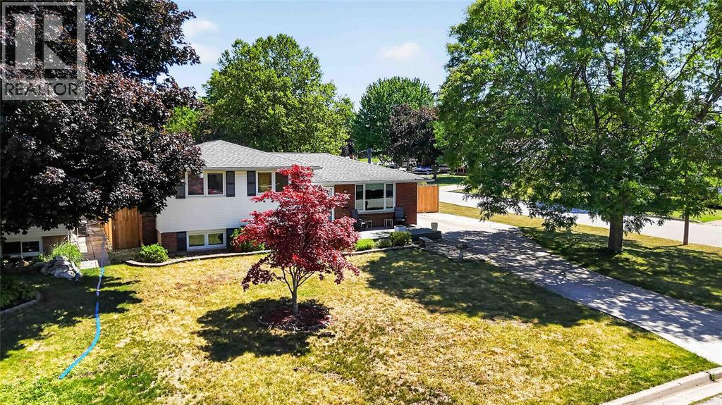 492 Parkdale Crescent Property Photo 33