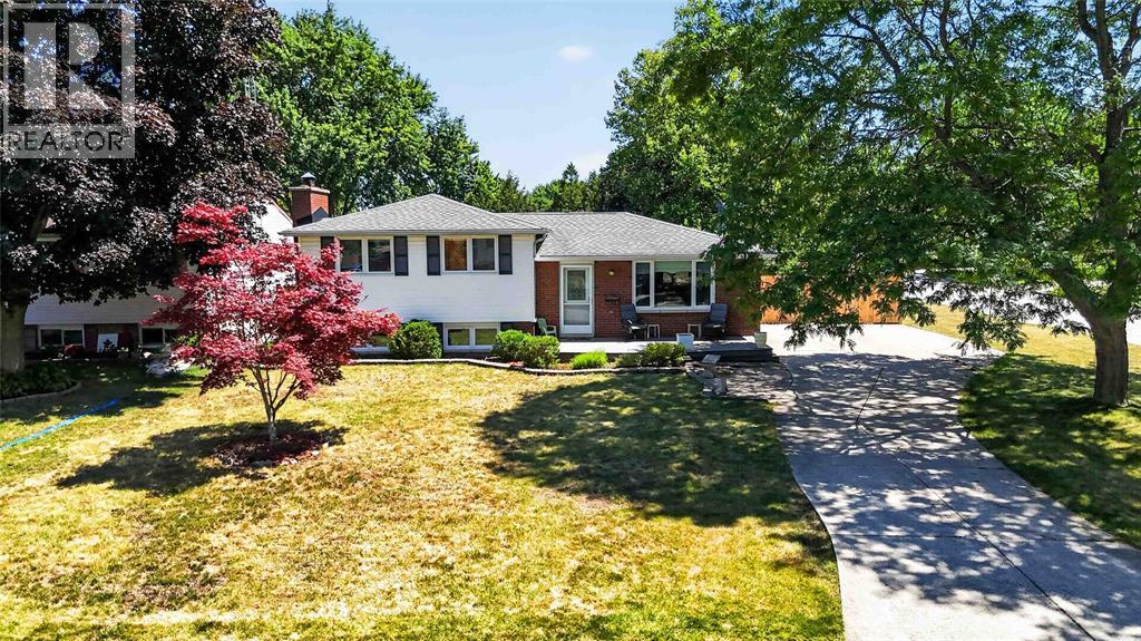 492 Parkdale Crescent Property Photo 34