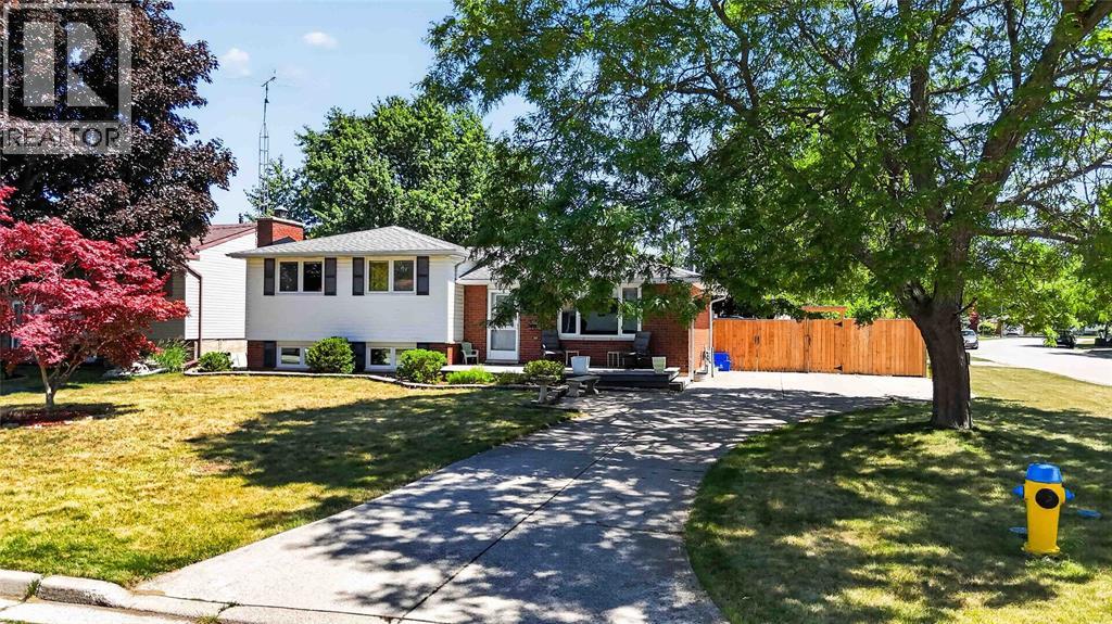 492 Parkdale Crescent Property Photo 35