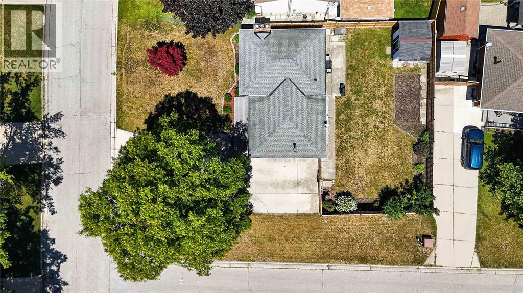 492 Parkdale Crescent Property Photo 41