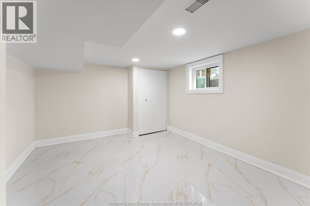 930 Elsmere Property Photo 24