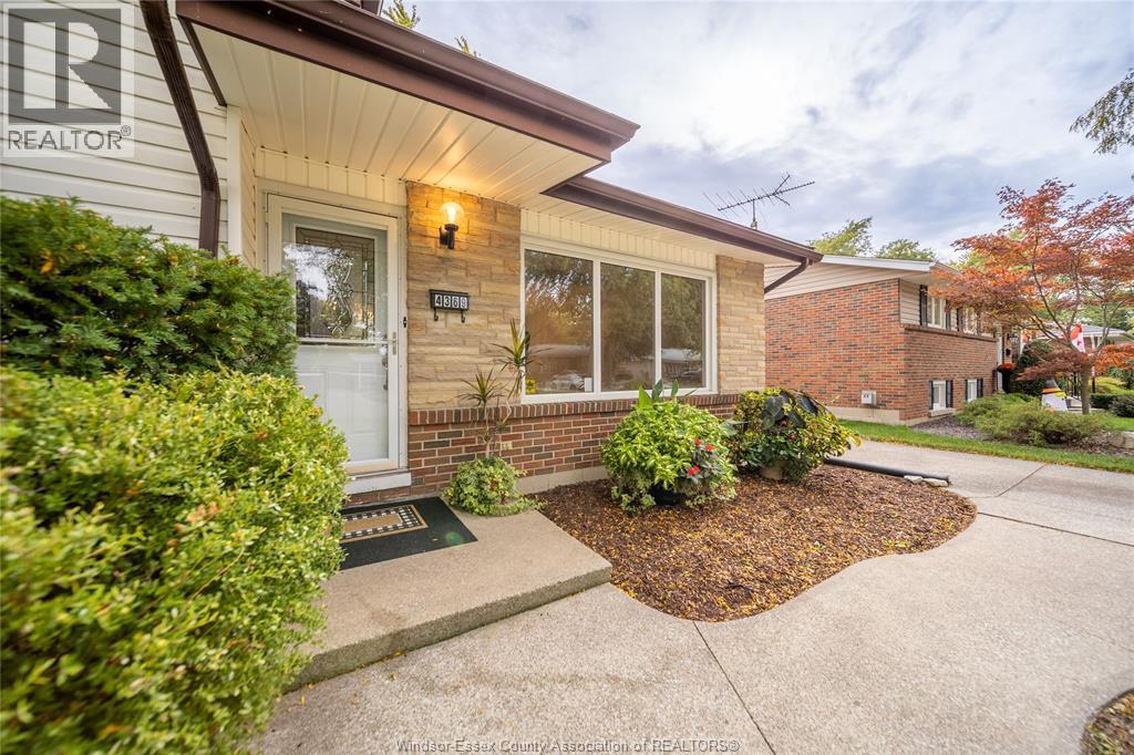 4369 Ashfield Crescent Property Photo 3